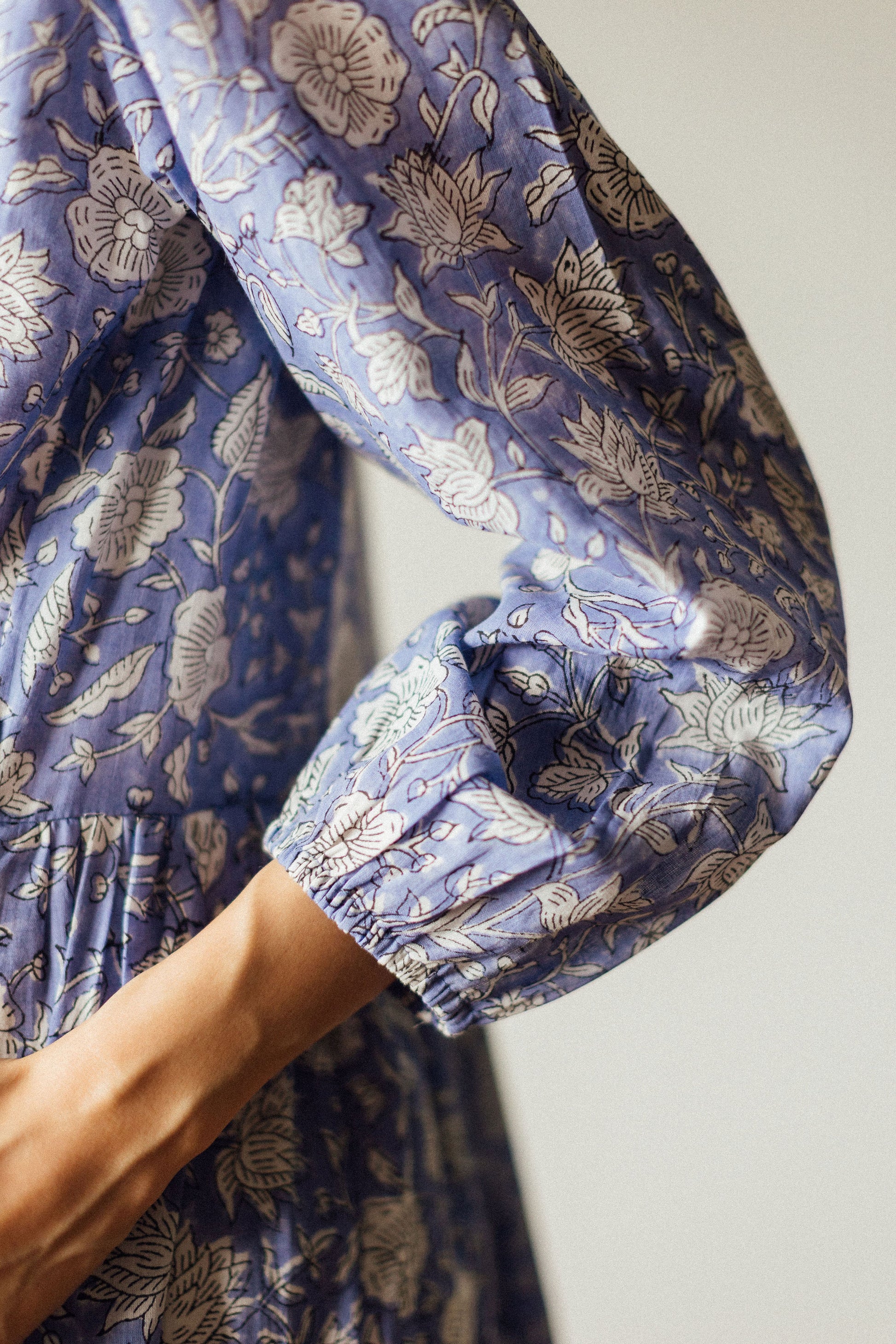 Cotton Dress with elaastic or elasticated cuffs. Easy to push up or keep at a 3/4ths length