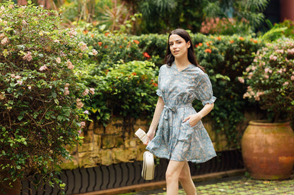 Gerbera Mini Cloud Blue with puff sleeves and pockets